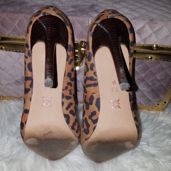 BCBGeneration Heidi Leopard Microsuede 7.5 M - Picture 2 of 6